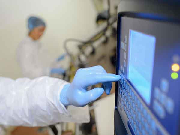 Factory operative using computer Building-automation-modena