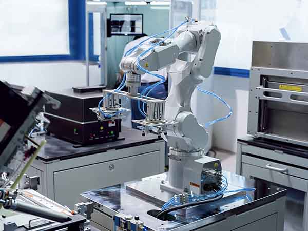 robotic hand machine tool at industrial manufacture factory Installazione-robot-industriali-mantova